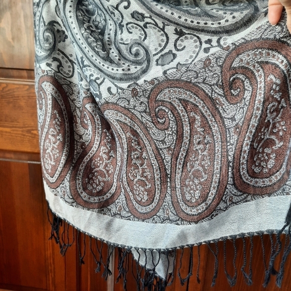 Gray maroon paisley pattern knit scarf with fringe - Picture 5 of 9